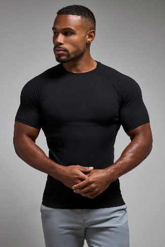 ATHLETIC FIT T-SHIRT IN BLACK